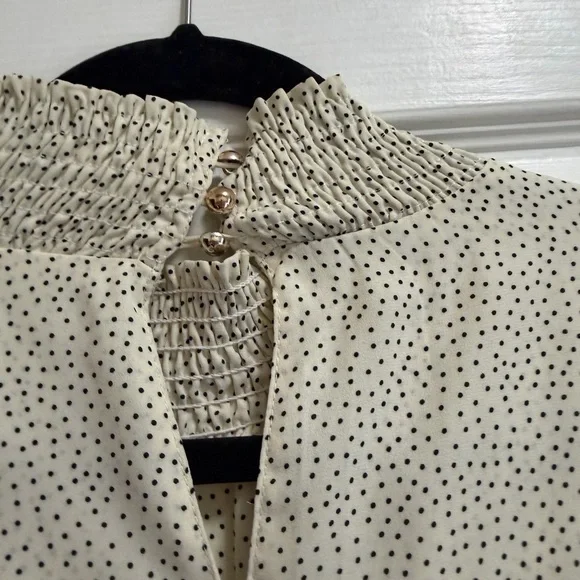 Chic Cream Blouse with Delicate Pattern - Picture 5 of 5